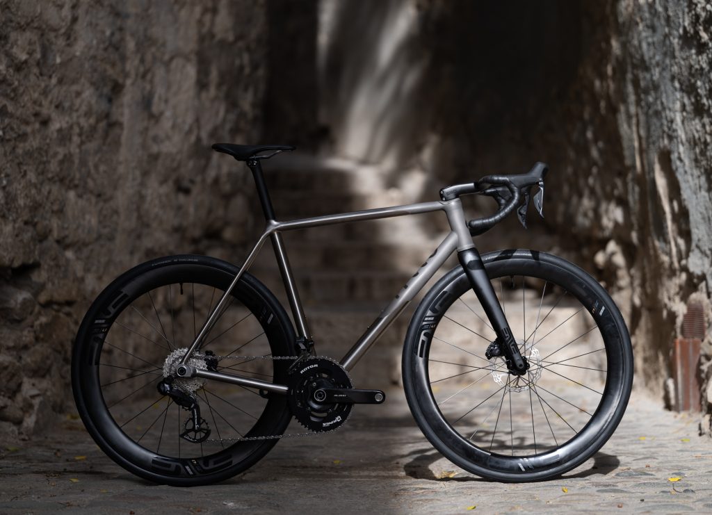 bicicleta con cuadro de titanio personalizada